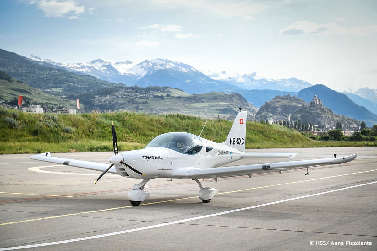 Bristell Energic taxiing with the Alps behind