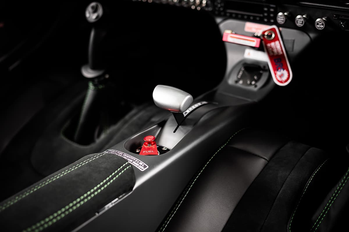 Bristell TDO cabin interior: wide cockpit, leather seats and centre console